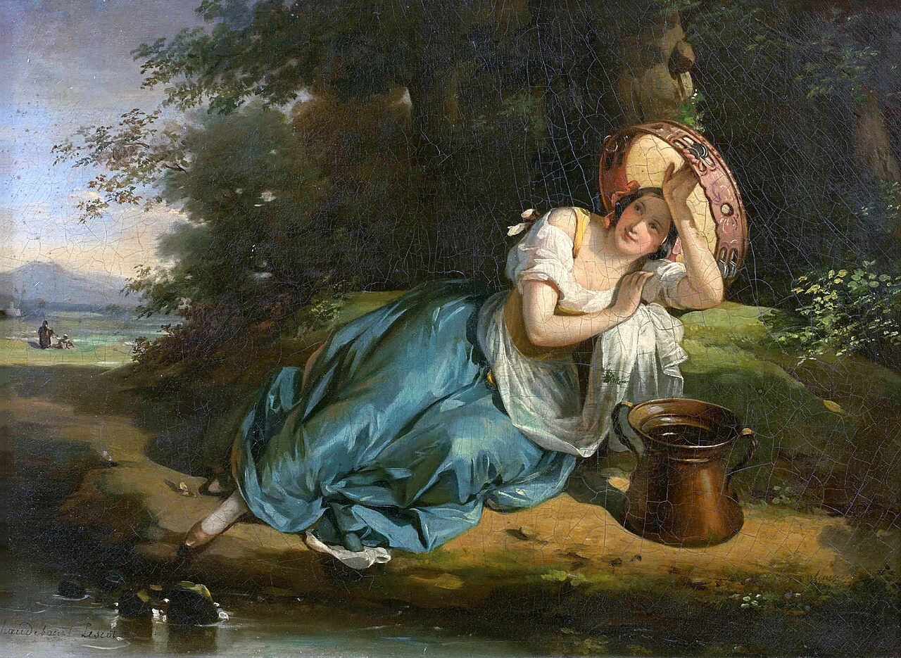 Una giovane donna italiana si ripara dal sole sotto il suo tamburello